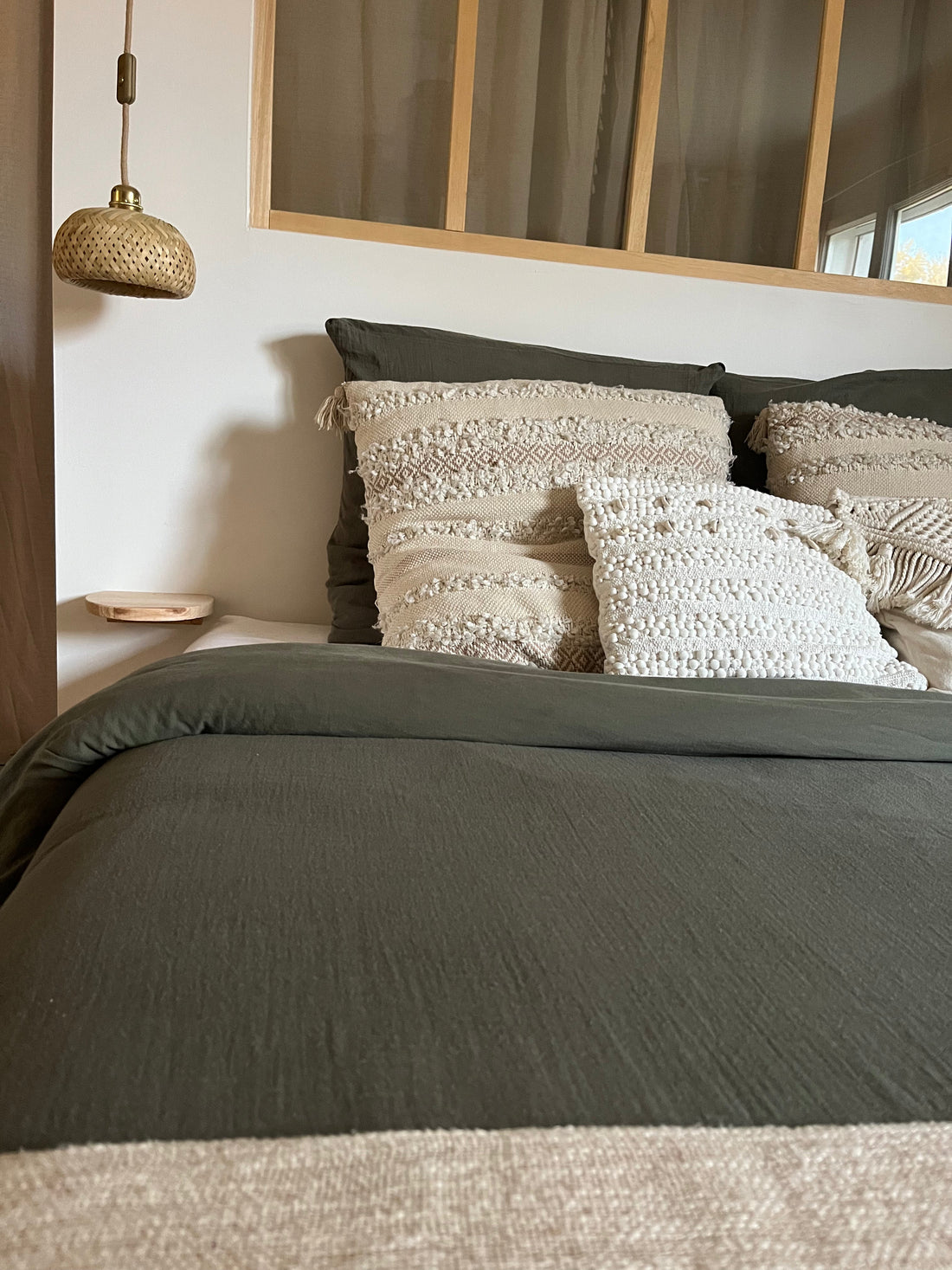 Créer une chambre cocooning : l’art du lit et des matières naturelles.