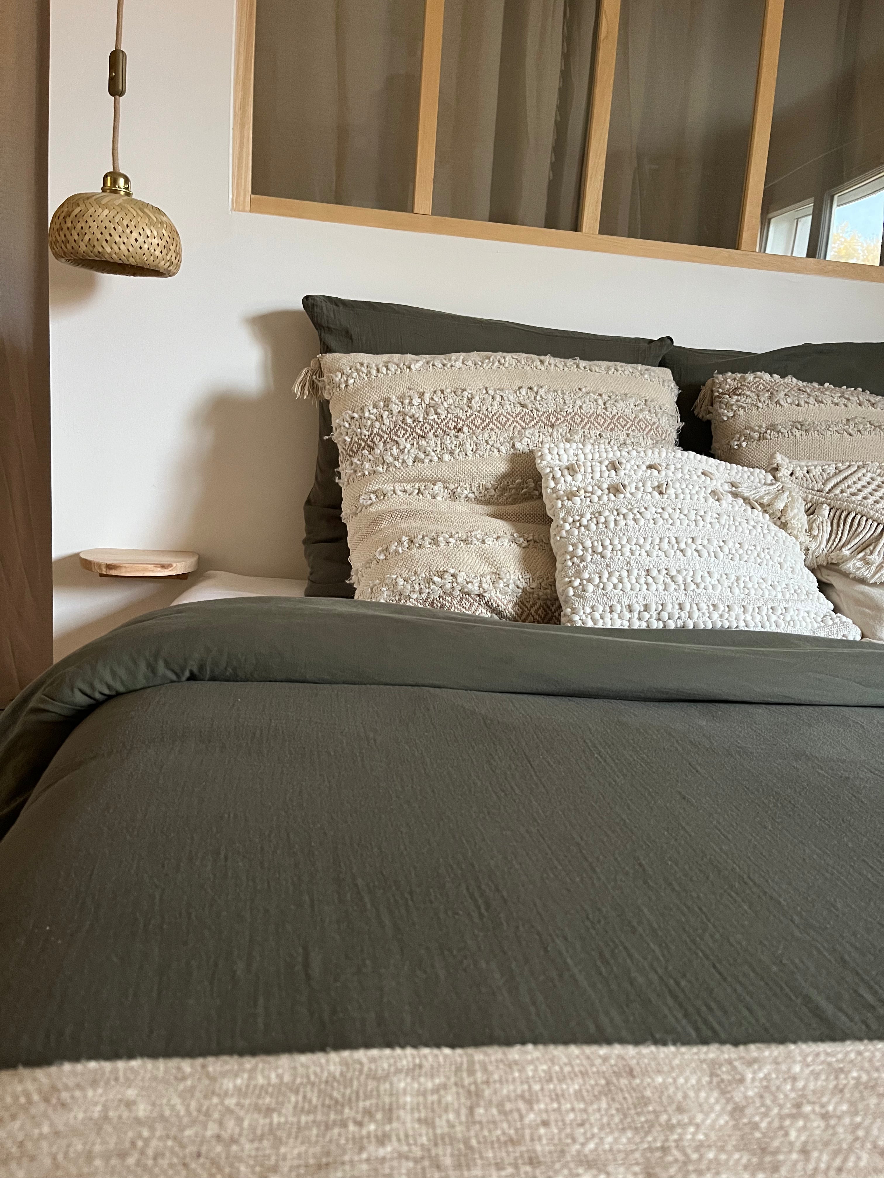 Créer une chambre cocooning : l’art du lit et des matières naturelles.